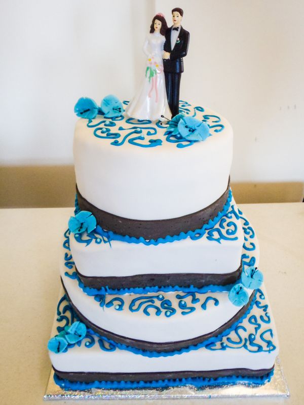 עוגת חתונה עיגול מרובע 4 קומות בעיטורים כחולים